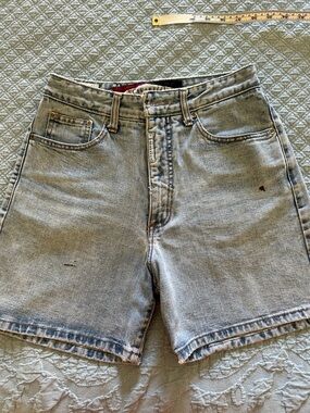 Z. Cavaricci Light Blue Denim Shorts
Vintage 80s size 28